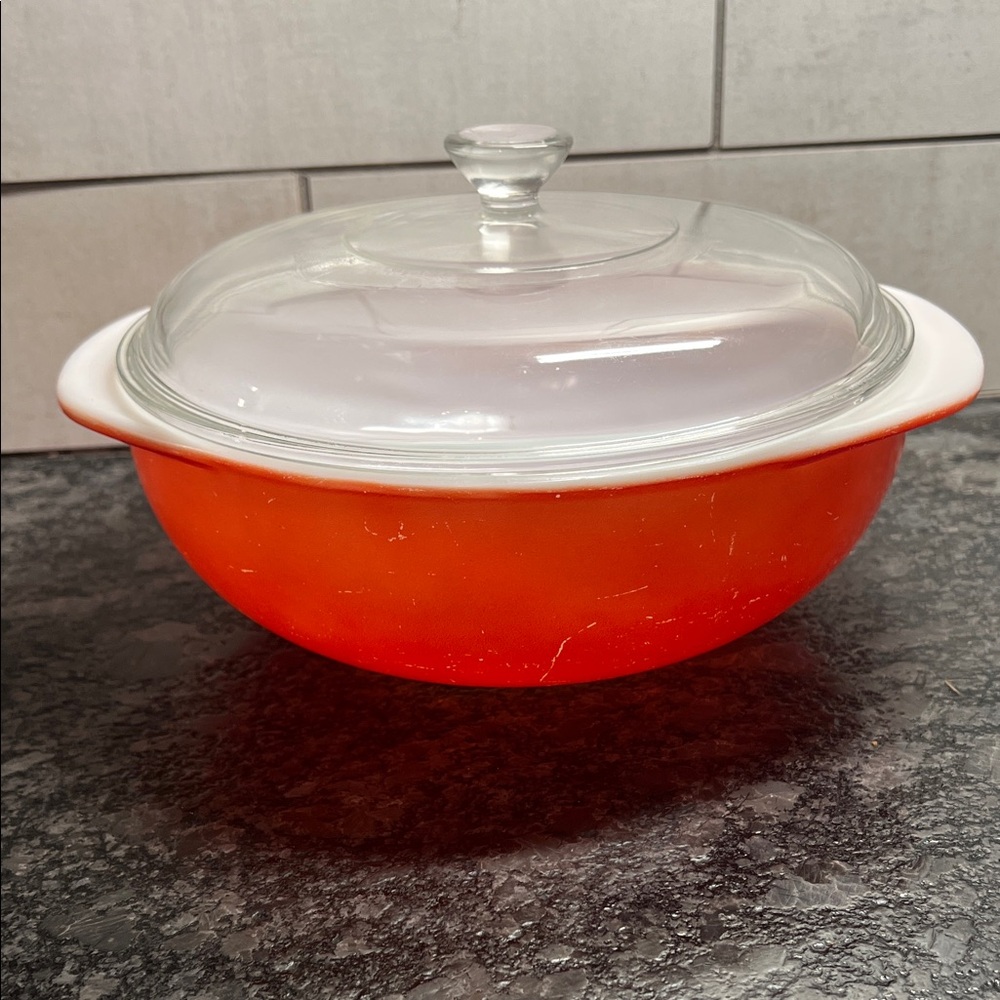 Red #024 Pyrex Glass Casserole Dish with Lid. Vintage. Very good condition 2qt